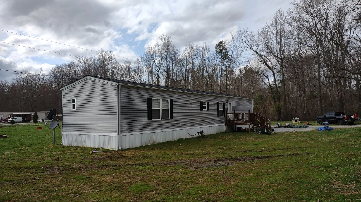 Newly replaced roof on mobile home in Corbin, KY